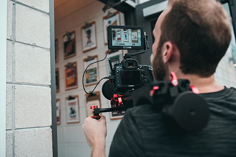 homme, en utilisant, caméra vidéo, la personne, Humain, caméra, électronique, moniteur, photographe, trépied, À l'écran, Derrière la scène, bts, canon, commercial, documentaire, doc, Dans les coulisses, bbts, Créatif, réalisation, réalisateur, La technologie, Occupation, Hommes, thèmes de la photographie, appareil photo - équipement photographique, une personne, travail, Vrais gens, occupation professionnelle, matériel photographique, à l'intérieur, adulte, photo du visage, compétence, mâles, équipement, concentration, en portant, caméra de télévision, appareil photo numérique, opérateur camera, 2K, CC0, domaine public, libre de droits