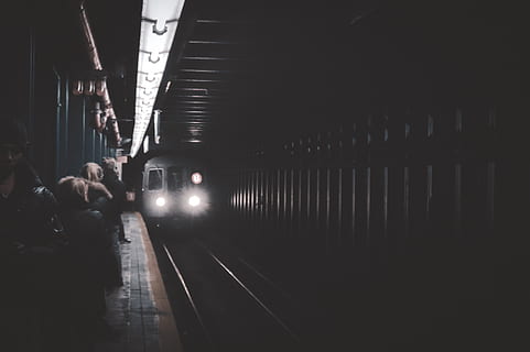 grå tog, terminal, transportmidler, person, human, USA, new york subway mørke, estação de trem, new york, alex, nyc, nova iorque, lys, Luzes, trem, køretøj, togstation, tog, metro, undergrundsbane, jernbane, transportform, offentlig transport, jernbanetransport, rigtige mennesker, herrer, belyst, en person, arkitektur, indendørs, rejse, livsstil, bygget struktur, metrostation, jernbanespor, nat, spore, fritidsaktivitet, venter, 5K, CC0, offentligt domæne, royaltyfrie