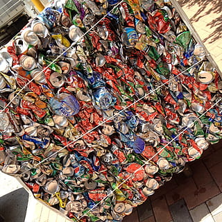 Stapel, Müll, Büchsen, Recycling, recyceln, Abfall, Haufen, gestapelt, Verschmutzung, Verfügung, Dump, große gruppe von gegenständen, Fülle, mehrfarbig, High Angle View, Wahl, Variation, Stillleben, keine Leute, Kunst und Handwerk, Container, drinnen, Tag, Kreativität, Sammlung, direkt darüber, Umweltprobleme, Wertstoffcenter, 1080P, CC0, gemeinfrei, lizenzfrei