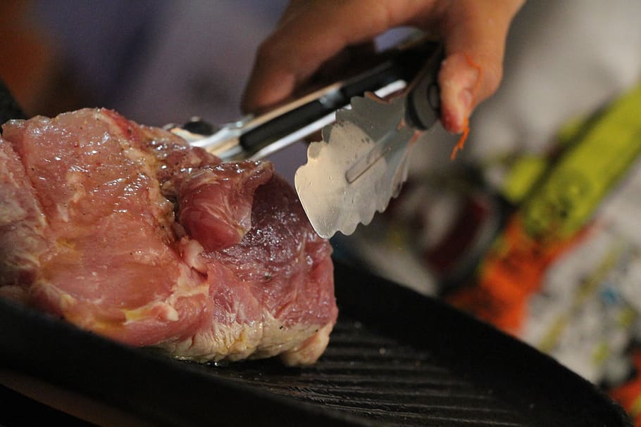 solomo, carn, cuinar, mà, mà humana, menjar, menjar i beguda, part del cos humà, preparació, una persona, frescor, a l'interior, preparar el menjar, alimentació saludable, barbacoa, benestar, menjar asiàtic, celebració, tall, ocupació, primer pla, menjar japonès, xef, sopar, 2K