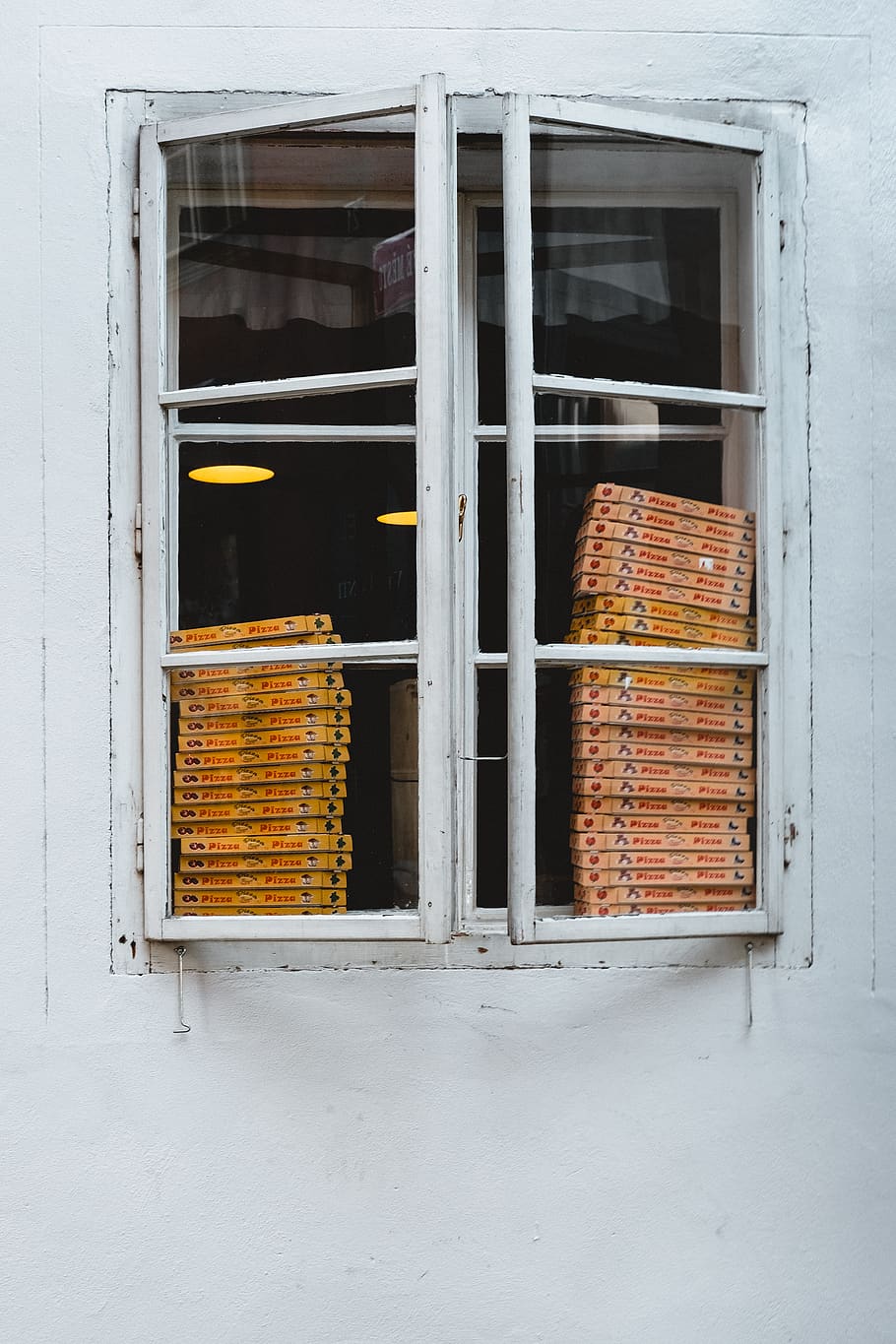 Home decor, finestra, porta, český krumlov, Repubblica Ceca, ombra della finestra, tenda, otturatore, scatola di pizza, finestra della pizza, scatole per pizza, bianca, consegna della pizza, consegna del cibo, Pizza, mensola, lattina, mattone, parete, alluminio, esterno dell'edificio, architettura, struttura costruita, costruzione, nessuno, giorno, Aperto, all'aperto, caratteristica della parete, vetro - materiale, quartiere residenziale, Casa, chiuso, Entrata, trasparente, riflessione, natura, telaio della finestra, 4K