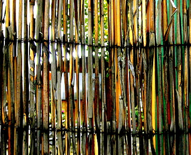 Gitter, Stroh, durch schauen, sperren, transparent, Bauernhof, Hintergrund, Landwirtschaft, alt, spröde, Vollbild, Hintergründe, keine Leute, Muster, Tag, Metall, rostig, draußen, mehrfarbig, Grenze, Nahansicht, Barriere, Wandbau - Funktion, texturiert, Zaun, Holz - Material, die Architektur, Bambus, Bambus - Material, Natur, 2K, CC0, gemeinfrei, lizenzfrei