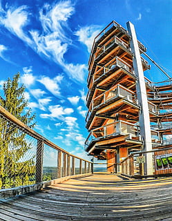 torre d’observació, cloef, bucle saar, cel, arquitectura, núvol - cel, vista d’angle baix, estructura construïda, naturalesa, dia, barana, cap gent, el camí a seguir, blau, metall, transport, a l'aire lliure, escala, exterior de l'edifici, direcció, pont, ciutat, llum solar, 4K, CC0, domini públic, lliure de regalies