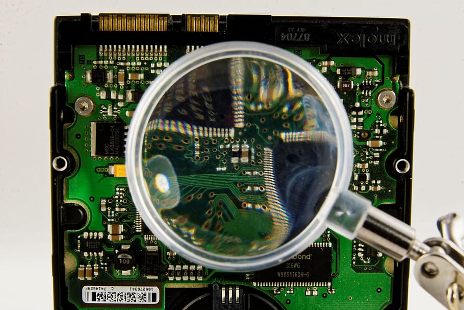 disc dur, hdd, tecnologia, digital, ordinador, traça, pissarra, lupa, ampliació, smd, xip, semiconductor, silici, electrònica, elektroniker, targeta de circuits, indústria electrònica, xip d’ordinador, indústria, connexió, equips informàtics, equipament, primer pla, cap gent, ciència, cable, color verd, complexitat, electricitat, tir de l'estudi, a l'interior, comunicació, part de l’ordinador, component elèctric, equipament elèctric, Font d'alimentació, CPU, 2K
