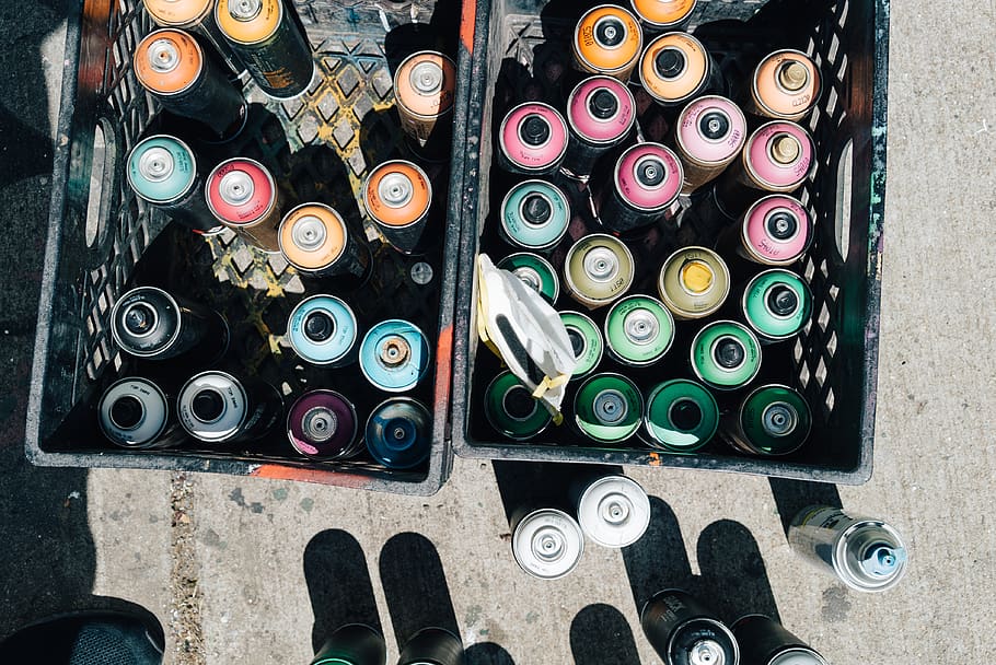 Due, nero, marciapiede, lattina, può, bombola spray, alluminio, New York, strade, arte di strada, bottiglia, birra, alcool, bevanda, bere, abbigliamento, capi di abbigliamento, scarpa, calzature, coprimozzo, pneumatico, bottiglia di birra, persona, multicolore, grande gruppo di oggetti, variazione, abbondanza, preparativi, scelta, giorno, natura morta, arte e artigianato, nessuno, scatola, vista dall'alto, contenitore, direttamente sopra, dipingere, pila, cerchio, vernice spray, forma, in casa, ruota, 4K