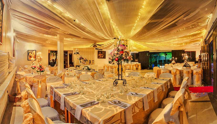 events, huwelijk, tafel, stoel, verlicht, binnenshuis, eten en drinken, plaatsbepaling, meubilair, omgeving, restaurant, elegantie, arrangement, bedrijf, luxe, geen mensen, rijkdom, eettafel, afwezigheid, leeg, voedsel, glas, plafond, modern, 5K