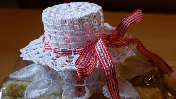 Paști, cadou, Paste Fericit, a închide, să se concentreze asupra primelor elemente, în interior, nici o persoana, iarnă, artă și sculptură, natură moartă, lână, mancare si bautura, creativitate, culoare alba, masa, Crăciun, textil, ambarcațiune, temperatura rece, model, reprezentare, 4K, CC0, domeniu public, fără drepturi de autor
