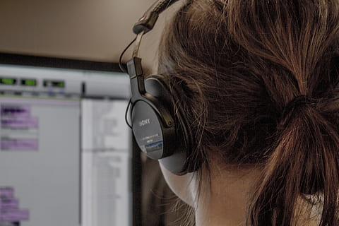 komputer, pengembangan, programmer, programmer komputer, pengembangan perangkat lunak, hacker, perangkat lunak, program, kode, tertembak di kepala, teknologi, perempuan, merapatkan, satu orang, potret, dalam ruangan, dewasa, rambut, anak muda, gaya rambut, rambut coklat, orang sungguhan, mendengarkan, fokus pada latar depan, wanita muda, gaya hidup, rambut manusia, komunikasi, headset, 5K, CC0, domain publik, bebas royalti