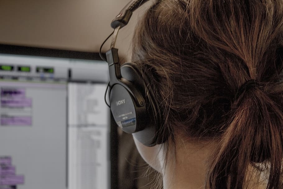 ordinador, desenvolupament, programador, desenvolupament de software, hacker, programari, programa, codi, tirada al cap, tecnologia, dones, primer pla, una persona, retrat, a l'interior, adult, cabell, adult jove, pentinat, cabell castany, persones reals, escoltar, centrar-se en primer pla, dones joves, estils de vida, cabell humà, comunicació, auriculars, 5K