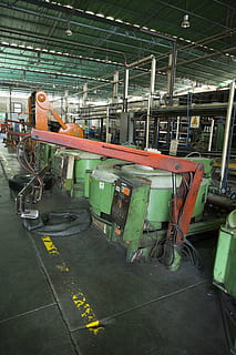 muncă, produce, lucrător în construcții, industrie, fabrică, mașini, echipament, în interior, tehnologie, ocupaţie, de fabricație, echipamente de producție, linie de producție, metal, Automated, transport, nici o persoana, Afaceri, lucru, mijloc de transport, arhitectură, om obiect făcut, iluminat, robot, echipament industrial, aliaj, 2K, CC0, domeniu public, fără drepturi de autor