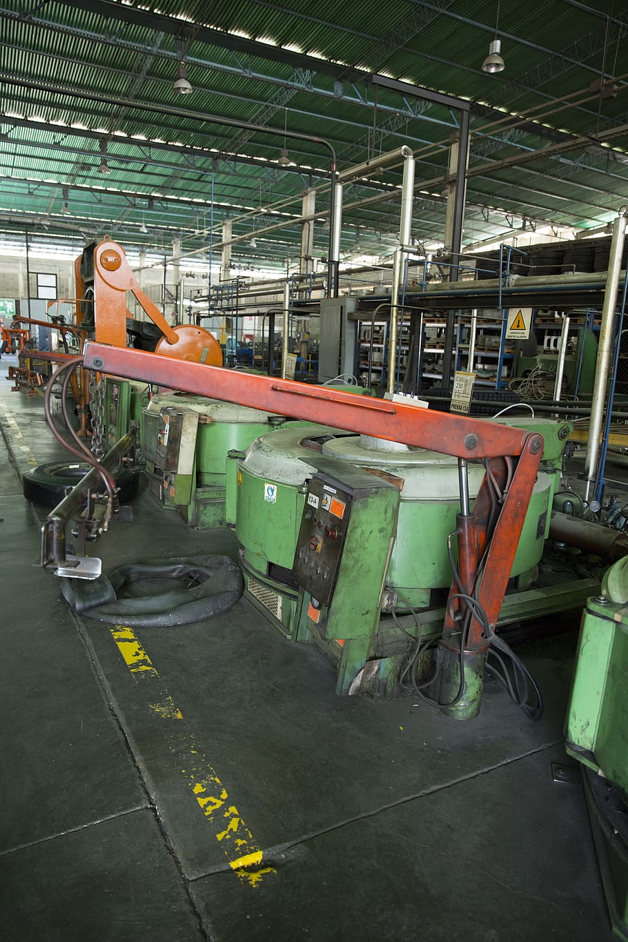 treballar, manufactures, treballador de la construcció, indústria, fàbrica, maquinària, equipament, a l'interior, tecnologia, ocupació, fabricació, fabricació d’equips, linea de producció, metall, automatitzat, transport, cap gent, negocis, treball, manera de transport, arquitectura, objectes fets per l’home, il·luminat, robot, equipament industrial, aliatge, 2K