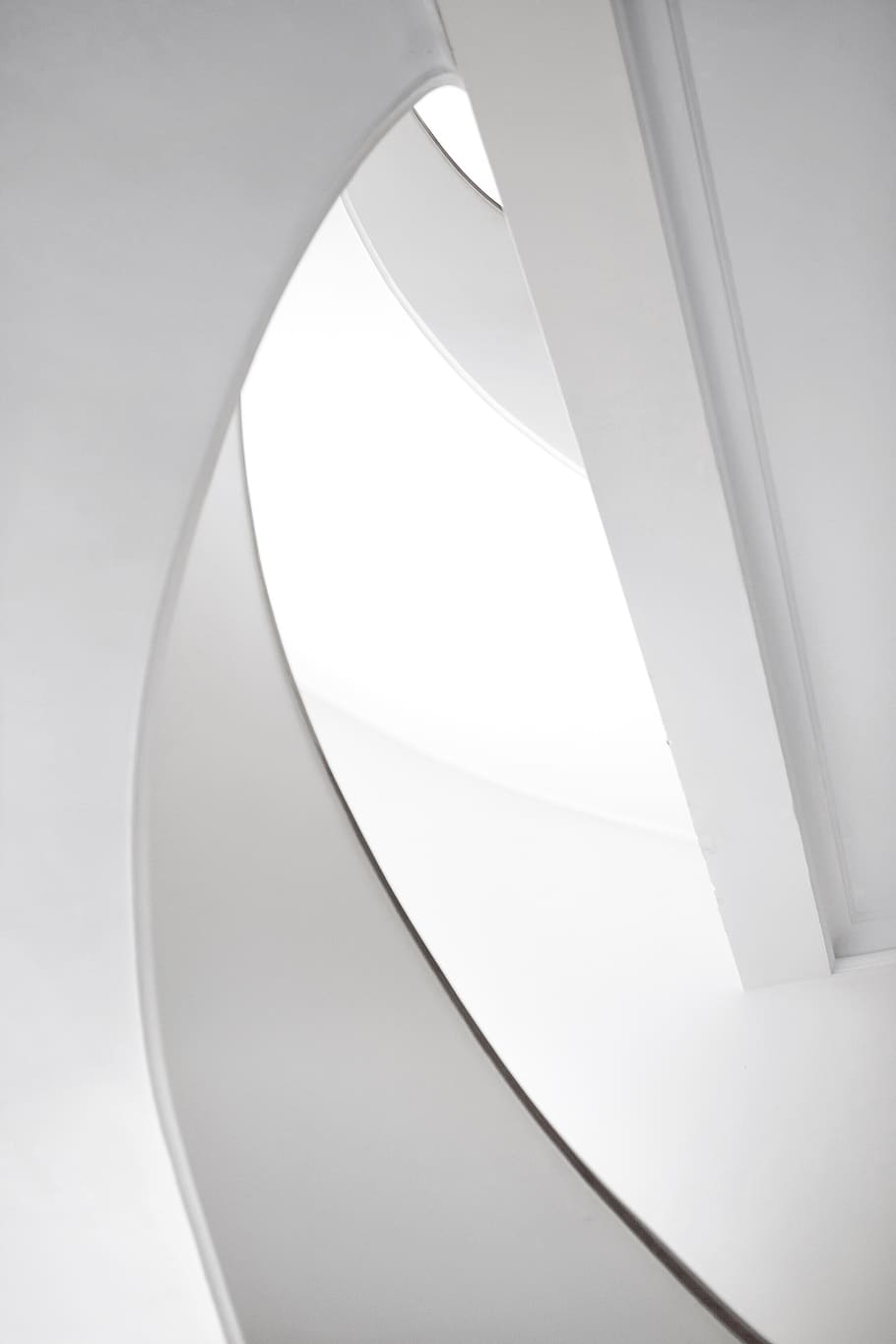 opera d'arte bianca, costruzione, architettura, finestra, lucernario, illuminazione, cupola, oblò, in casa, camera, bagno, medico, chirurgo, arco, arcuato, sala riunioni, sala conferenze, buco, lavastoviglie, apparecchio, balcone, nessuno, avvicinamento, struttura costruita, modello, moderno, design, Colore bianco, Inquadratura dal basso, giorno, soffitto, sfondo bianco, girato in studio, scala, forma geometrica, astratto, trasparente, curva, forma, color argento, 2K