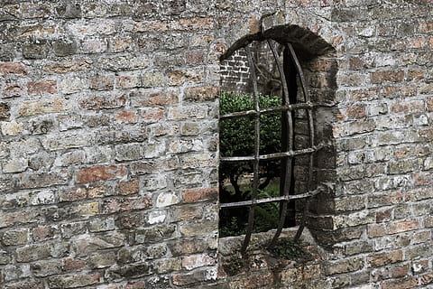 ventana, pared, antiguo, albañilería, castillo, cuadrícula, rallar, arquitectura, pared de ladrillo, estructura construida, ladrillo, pared - característica de la construcción, nadie, exterior del edificio, día, Pared de piedra, al aire libre, erosionado, vista de ángulo bajo, edificio, dañado, modelo, abandonado, metal, hormigón, 4K, CC0, dominio público, libre de derechos
