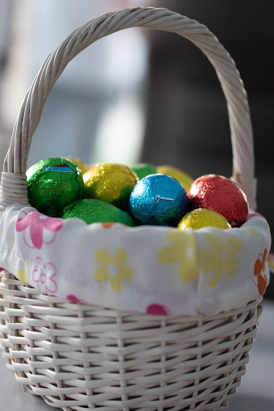 Pasqua, ou de Pasqua, ous de Pasqua, ous, cistella, tradició, ou, xocolata, contenidor, multicolor, menjar, menjar dolç, menjar i beguda, primer pla, natura morta, dolç, a l'interior, cap gent, centrar-se en primer pla, vímet, celebració, art i artesania, festa, temptació, 5K