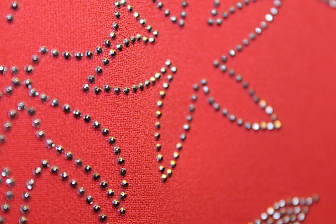 tela, modelo, punto, rojo, de cerca, textil, nadie, fotograma completo, adentro, antecedentes, talón, joyería, Arte y artesanía, enfoque selectivo, collar, color naranja, lujo, ropa, Moda, gran grupo de objetos, naturaleza muerta, fondo de color, accesorio personal, ropa de abrigo, 4K, CC0, dominio público, libre de derechos