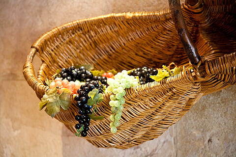 krepšelis, vaisiai, vasara, ragenos, konteineris, pinti, Maistas ir gėrimai, maisto, augalų, šviežumas, gėlė, nėra žmonių, žydintys augalai, patalpose, menas ir amatai, sveika mityba, kūrybiškumas, pobūdį, aukšto kampo vaizdas, Iš arti, mediena - medžiaga, pasirinkimas, 2K, CC0, Viešasis domenas, nemokamai
