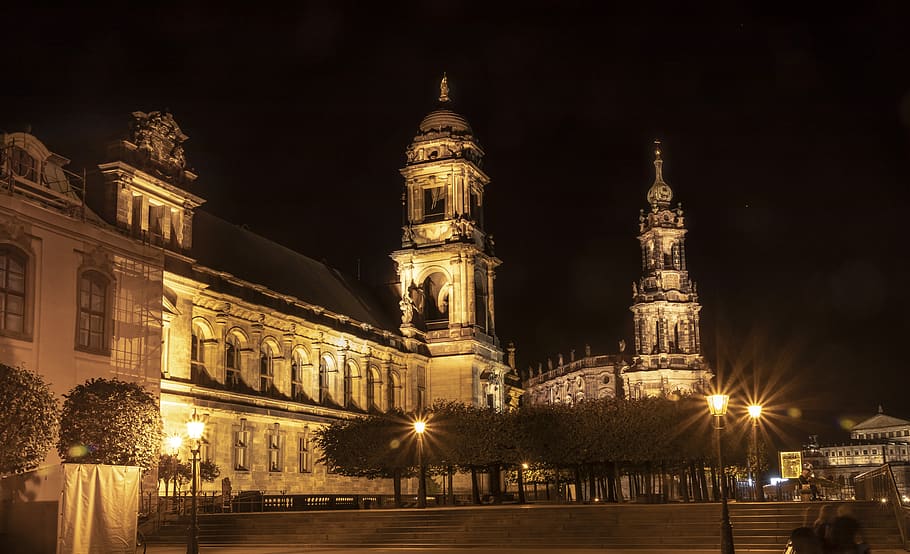 dresden, carcassa, gossera, nit, exterior de l'edifici, il·luminat, arquitectura, estructura construïda, destinacions de viatge, edifici, cel, ciutat, religió, viatjar, naturalesa, lloc de culte, creença, turisme, arbre, cap gent, història, a l'aire lliure, fletxa, 4K