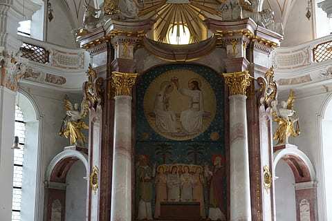 beuron, monestir, arquitectura, Alemanya, creença, espiritualitat, estructura construïda, lloc de culte, religió, edifici, a l'interior, vista d’angle baix, representació humana, representació, art i artesania, cap gent, sostre, destinacions de viatge, arc, columna arquitectònica, ornamentat, altar, mural, 5K, CC0, domini públic, lliure de regalies