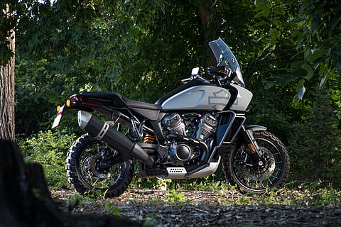 motocicleta cinza, motocicleta, transporte, veículo, roda, máquina, motor, bicicleta, Harley Davidson, rotor, bobina, espiral, habitação, construção, pneu, casa, vivenda, falou, estrada, cascalho, modo de transporte, veículo terrestre, árvore, dia, plantar, natureza, estacionário, terra, campo, crescimento, ao ar livre, estacionamento, ninguém, vista lateral, luz solar, viagem, cor preta, 5K, CC0, domínio público, royalty free