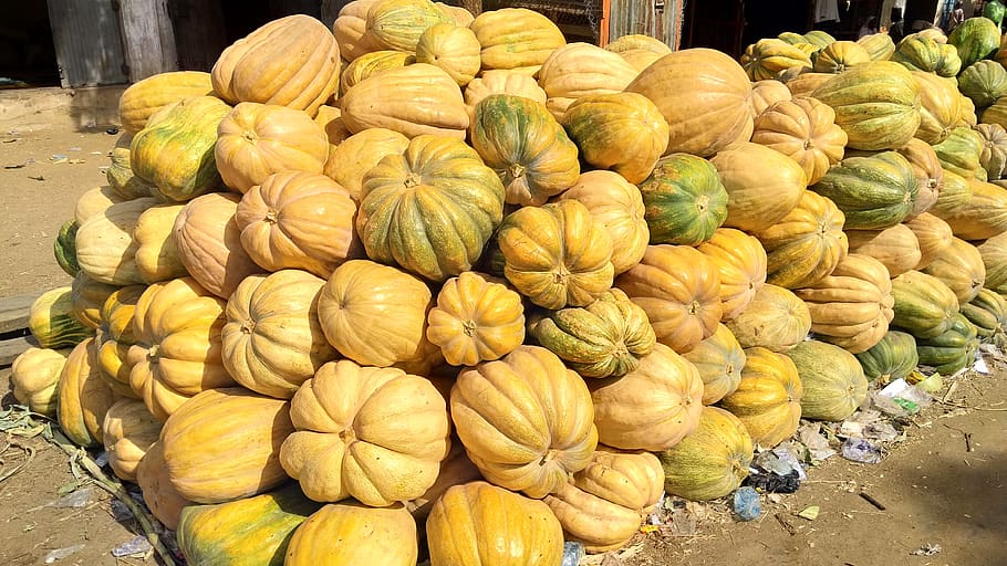 carabasses, kano, mercat, pila, menjar, menjar i beguda, alimentació saludable, frescor, a la venda, abundància, benestar, gran grup d'objectes, venda al detall, Paradeta, vegetals, fruita, cap gent, dia, negocis, carbassa, natura morta, aliments crus, a l'aire lliure, visualització al detall, 4K