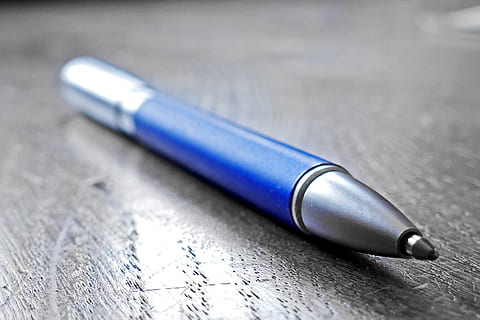 skrive, pen, bord, makro, perspektiv, skriveværktøj, kontor, Schreiber, skrivebord, møbel, noter, blå, store, tæt på, skriveinstrument, ingen mennesker, selektiv fokusering, stilleben, enkelt objekt, indendørs, fyldepen, metal, Kontorforsyning, høj vinkel visning, papir, udstyr, enkelhed, fokus på forgrunden, sølvfarvet, nib, 5K, CC0, offentligt domæne, royaltyfrie