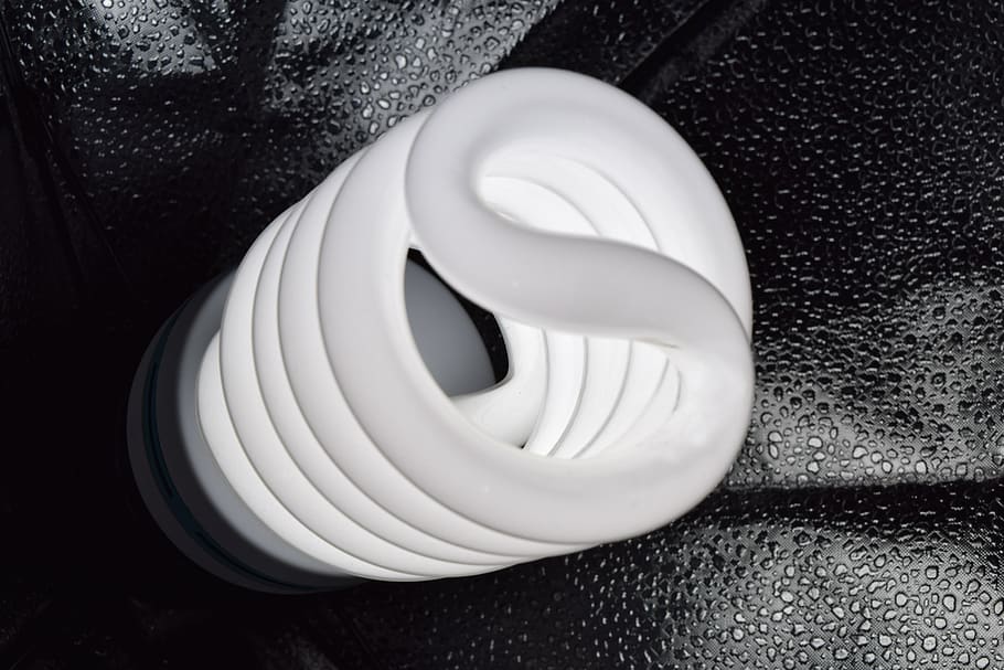lampada, luce, riflettore, spirale, energia efficiente, nessuno, avvicinamento, lampadina ad alta efficienza energetica, in casa, modello, attrezzatura per l'illuminazione, natura morta, direttamente sopra, lampadina, Colore bianco, elettricità, design, illuminato, vista dall'alto, singolo oggetto, forma, tavolo, 5K