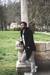 Modus, Mann, Reflexion, in voller Länge, eine Person, Pflanze, junger Erwachsener, junge Männer, Baum, Gras, echte Menschen, Tag, Natur, die Architektur, Lebensstile, Freizeitbeschäftigung, Stehen, draußen, Land, Seitenansicht, Erwachsene, 4K, CC0, gemeinfrei, lizenzfrei