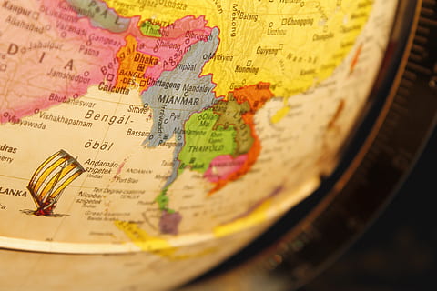 globo, grafica, mostrare, carta geografica, testo, sceneggiatura occidentale, avvicinamento, nessuno, messa a fuoco selettiva, in casa, multicolore, viaggio, comunicazione, mappa del mondo, guida, natura morta, vista dall'alto, direzione, vecchio, globo - Oggetto creato dall'uomo, primo piano estremo, giallo, geografia fisica, 4K, CC0, dominio pubblico, privo di copyright