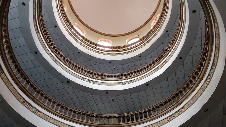 arquitectura, edifici, estructura construïda, forma geomètrica, a l'interior, vista d’angle baix, cercle, cap gent, forma, barana, espiral, modern, llum solar, patró, característica arquitectònica, directament a sota, vidre - material, escala, dia, claraboia, sostre, 4K