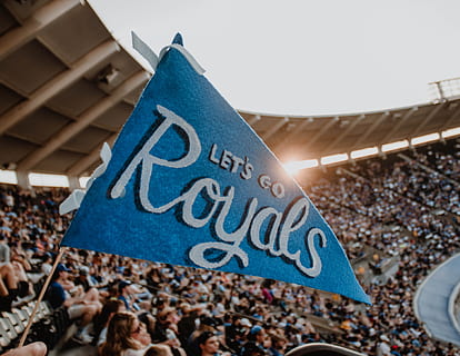 multitud, humà, persona, bandera, kansas city, banner, text, arena, símbol, estadi, Estats Units, estadi kauffman, gent, esport, esports, edifici, públic, beisbol, softbol, camp, grup de persones, gran grup de persones, emoció, persones reals, espectador, dia, fan - entusiasta, unió, emoció positiva, blau, celebració, a l'aire lliure, protesta, esdeveniment, protestant, 4K, CC0, domini públic, lliure de regalies