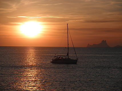 saulėlydis, formentera, dangus, jūros, laivas, vanduo, transportavimas, grožis gamtoje, burlaivis, krantinė, vaizdai - gamta, transporto būdas, saulė, debesis - dangus, oranžinė spalva, stiebas, saulės šviesa, polius, ramybė, pobūdį, nėra žmonių, lauke, horizontas virš vandens, šviesus, 4K, CC0, Viešasis domenas, nemokamai