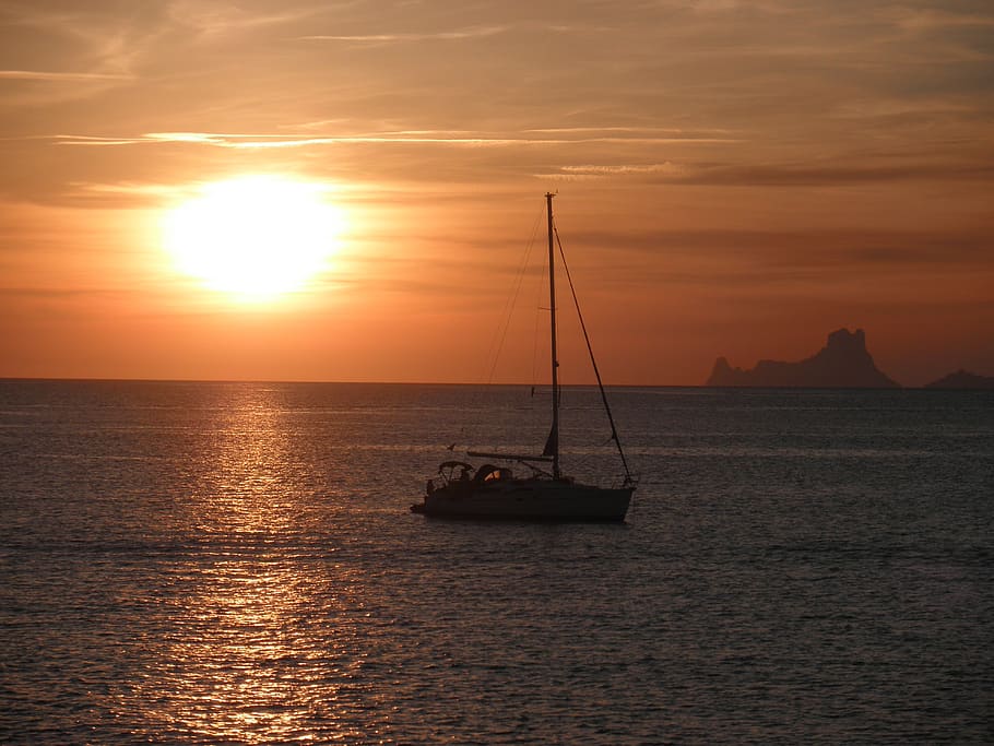 posta de sol, formentera, cel, mar, vaixell nàutic, aigua, transport, bellesa a la natura, veler, davant del mar, escenics - natura, manera de transport, sol, núvol - cel, color taronja, màstil, llum solar, pol, tranquil·litat, naturalesa, cap gent, a l'aire lliure, horitzó sobre l’aigua, brillant, 4K