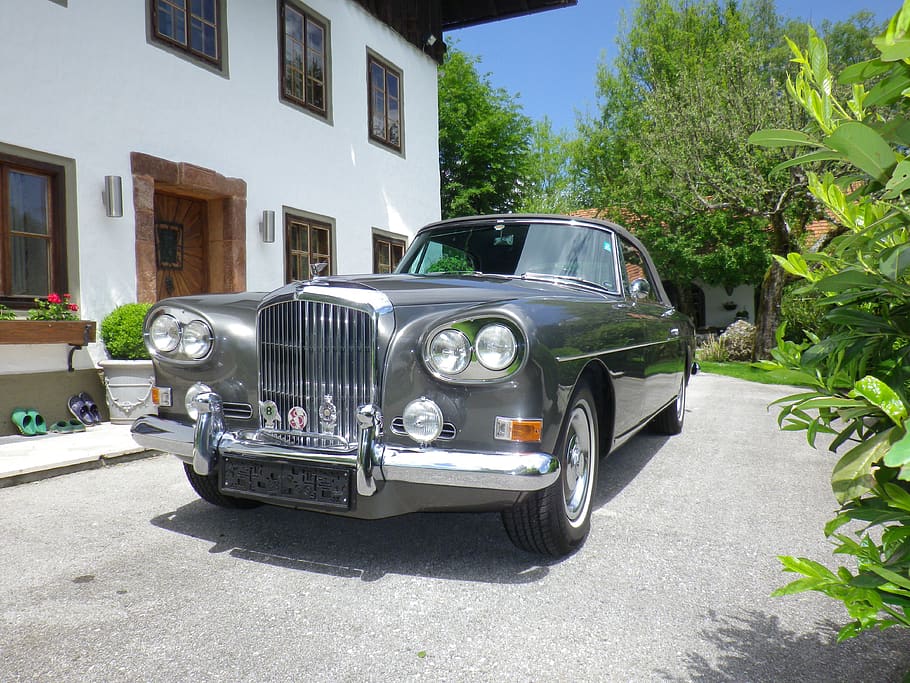bentley, oldtimer, clàssic, manera de transport, transport, cotxe, automòbil, exterior de l'edifici, arquitectura, vehicle terrestre, estructura construïda, estil retro, cotxe d'època, ciutat, dia, carretera, edifici, planta, naturalesa, llum solar, arbre, carrer, a l'aire lliure, cap gent, 4K