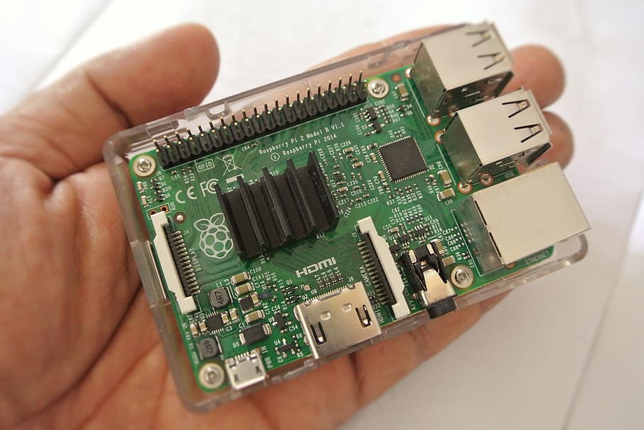 raspberry pi, rpi, microcontrolador, linux, ordinador, raspberry pi 2 model b, ordinador de mida de targeta de crèdit, targeta de circuits, tecnologia, xip d’ordinador, indústria electrònica, equipament, connexió, equips informàtics, part del cos humà, part de l’ordinador, celebració, mà humana, indústria, una persona, placa base, mà, a l'interior, color verd, primer pla, reparació, complexitat, equipament elèctric, component elèctric, CPU, dit, 2K
