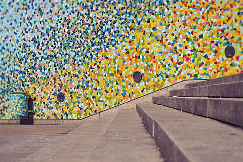 mosaico, piastrelle, modello, struttura, sfondo, ornamento, piastrella, colorato, parete, architettura, ceramica, moderno, arte, Düsseldorf, astratto, creatività, colore, modulo, vari colori, opera d'arte, le scale, multicolore, sentiero, nessuno, grande gruppo di oggetti, abbondanza, caratteristica della parete, direzione, giorno, decorazione, la strada davanti, all'aperto, natura, di fila, luce del sole, struttura costruita, Palloncino, arte di strada, livello di superficie, calcestruzzo, 4K, CC0, dominio pubblico, privo di copyright
