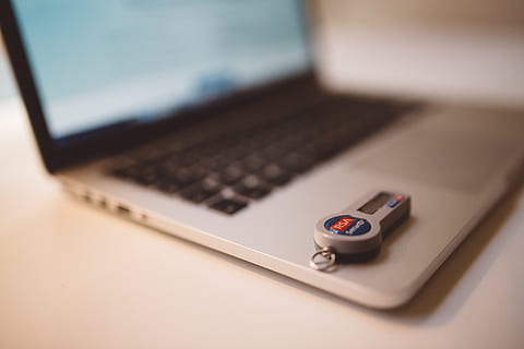 ordinateur, Sécurité, affaires, id sécurisé, jeton, La technologie, Technologie sans fil, portable, lien, la communication, personne, à l'intérieur, portabilité, fermer, table, télécommande, contrôle, bureau, bouton poussoir, équipement, se concentrer sur le premier plan, équipement informatique, mise au point sélective, clavier, couleur argentée, équipement électrique, 5K, CC0, domaine public, libre de droits
