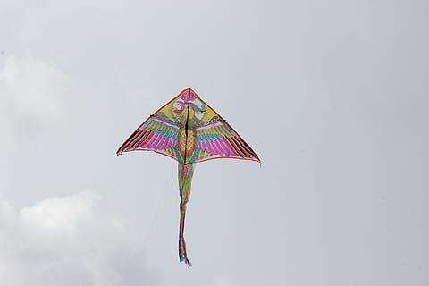 Drage, himmel, skyer, vind, multi farget, beskyttelse, natur, paraply, dag, sikkerhet, enkelt objekt, ingen folk, kreativitet, utendørs, kopiere plass, kite - leketøy, miljø, kunst og Håndverk, moro, flying, i lufta, dekker, 5K, CC0, offentlig domene, opphavsrett gratis