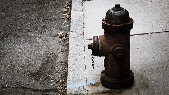 idrante, fuoco, rosso, emergenza, pressione, strada, urbano, all'aperto, valvola, acqua, metallo, caratteristica della parete, vecchio, giorno, nessuno, architettura, città, arrugginito, tubo - tubo, intemperie, struttura costruita, avvicinamento, vista dall'alto, marciapiede, sicurezza, protezione, valvola della macchina, 5K, CC0, dominio pubblico, privo di copyright