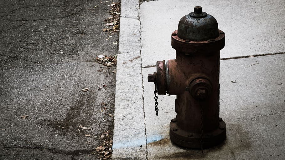 idrante, fuoco, rosso, emergenza, pressione, strada, urbano, all'aperto, valvola, acqua, metallo, caratteristica della parete, vecchio, giorno, nessuno, architettura, città, arrugginito, tubo - tubo, intemperie, struttura costruita, avvicinamento, vista dall'alto, marciapiede, sicurezza, protezione, valvola della macchina, 5K