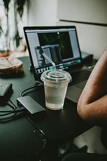 person, ved brug af, bærbar, drikke, væske, bord, human, møbel, elektronik, skrivebord, overvåge, lcd-skærm, Skærm, drik, pc, computer, alkohol, cocktail, arbejdsstation, arbejde, lab, en person, teknologi, menneskelig hånd, menneskelig kropsdel, mad og drikke, hånd, trådløs teknologi, meddelelse, forfriskning, glas, indendørs, rigtige mennesker, drikkeglas, husholdningsudstyr, livsstil, forbindelse, finger, 4K, CC0, offentligt domæne, royaltyfrie