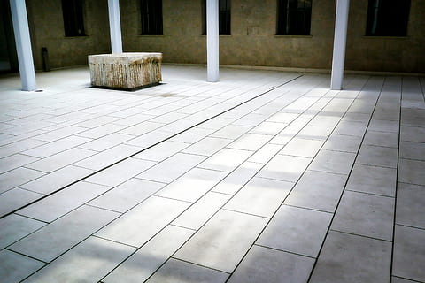 die Architektur, Patch, hof, Atrium, säulenartig, Licht, Schatten, Bodenplatten, keine Leute, Bodenbelag, architektonische Säule, Tag, gebaute Struktur, Fliese, Fliesenboden, Muster, draußen, Fußweg, Stein, Natur, gestalten, solide, Gebäude, Pflasterstein, Design, Reflexion, Beton, 4K, CC0, gemeinfrei, lizenzfrei