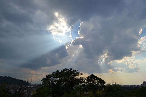 cielo, ligero, luz del sol, oscuridad, paisaje de nubes, nube, nube - cielo, belleza en la naturaleza, árbol, planta, paisajes - naturaleza, vista de ángulo bajo, tranquilidad, naturaleza, nadie, escena tranquila, tormenta, crecimiento, nublado, escena no urbana, puesta de sol, rayo de sol, nube de tormenta, cielo dramático, al aire libre, poder en la naturaleza, ominoso, transmisión, 2K, CC0, dominio público, libre de derechos