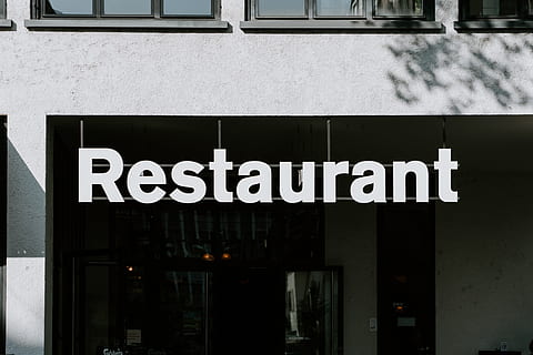 text del restaurant, decoració de la llar, restaurant, text, alfabet, finestra, lletres, porta, símbol, edifici, marca comercial, logotip, paraula, cafeteria, cortina, ombra de la finestra, arquitectura, oficina postal, urbà, pneumàtic, obturador, comunicació, guió occidental, estructura construïda, exterior de l'edifici, vidre - material, dia, ciutat, signe, cap gent, informació, reflexió, a l'aire lliure, funció de construcció de parets, transparent, signe d'informació, lletra majúscula, carrer, signe de la botiga, missatge, 8K, CC0, domini públic, lliure de regalies