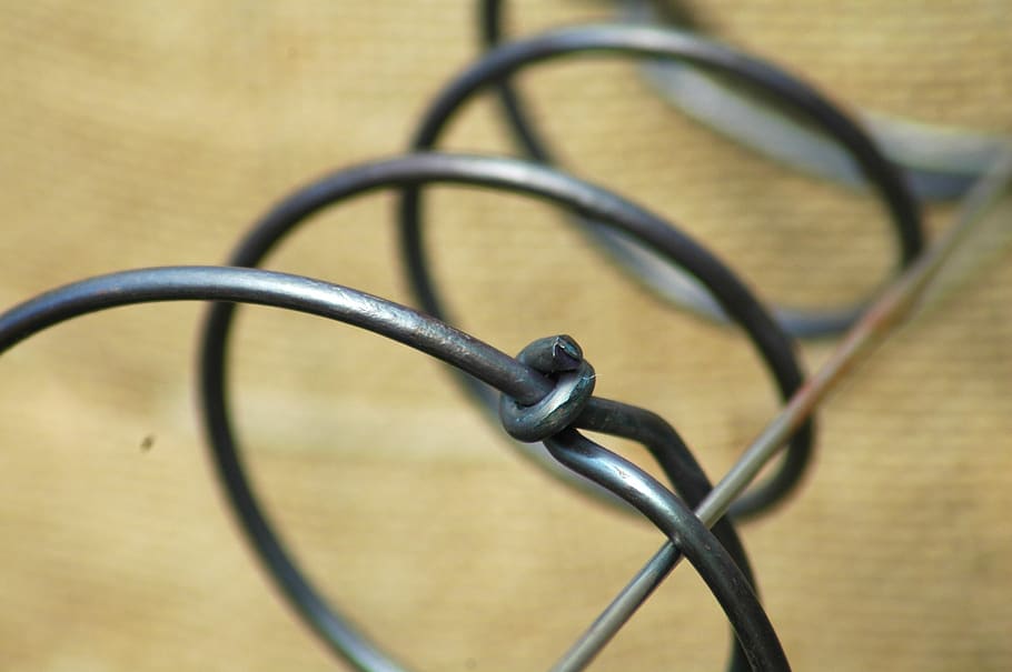 tråd, forår, værktøj, metal, tæt på, forbindelse, ingen mennesker, fokus på forgrunden, kabel, hegn, sikkerhed, barriere, grænse, beskyttelse, selektiv fokusering, dag, spiralformet, mønster, meddelelse, teknologi, elektricitet, sammenflettet, Strømforsyning, 2K