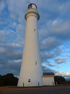 fyrtårn, lys, ledestjerne, sky - himmel, arkitektur, himmel, sikkerhed, bygget struktur, beskyttelse, bygning udvendig, tårn, retning, vejledning, lav vinkel visning, ingen mennesker, natur, bygning, høj - høj, dag, udendørs, rejse, 4K, CC0, offentligt domæne, royaltyfrie