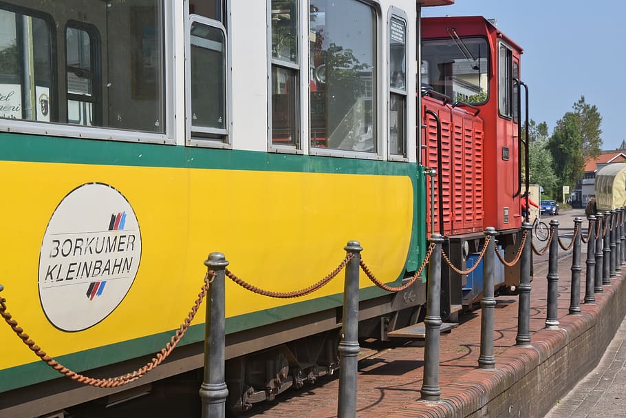 borkum, terra petita, groc, manera de transport, transport, transport públic, vehicle terrestre, text, barana, dia, transport per ferrocarril, cap gent, tren, arquitectura, a l'aire lliure, tren - vehicle, metall, finestra, comunicació, estructura construïda, vermell, autobús, 5K