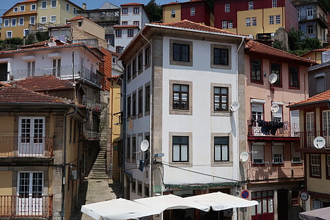 porto, byggnad, Fasad, byggnad exteriör, arkitektur, byggd struktur, bostadsområde, fönster, stad, hus, dag, inget folk, tak, utomhus, natur, högvinkelvy, gemenskap, lägenhet, satellit, kommunikation, parabolantenn, stadsbilden, 5K, CC0, offentligt domän, royaltyfria