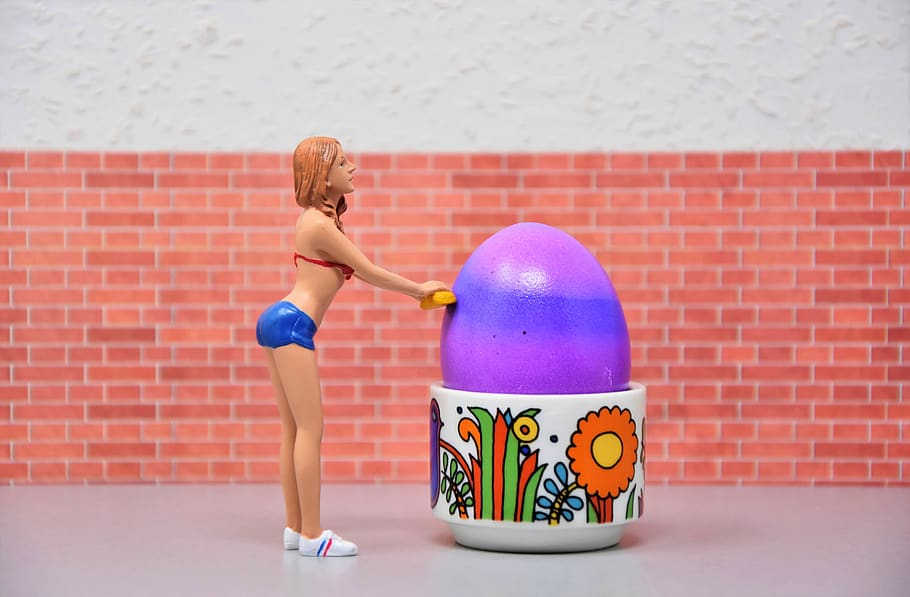 uovo di Pasqua, Pasqua, uovo, buona Pasqua, colorato, colore, uova colorate, uova sode, uova di Pasqua tinte, miniature, uovo colorato, una persona, parete, stili di vita, donne, lunghezza intera, persone reali, muro di mattoni, mattone, caratteristica della parete, attività di svago, giorno, bambino, giovani donne, in piedi, modello, giovane adulto, capi di abbigliamento, adulto, acconciatura, 5K