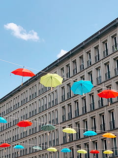 paraply, baldakin, bygning, ly, landskabet, udendørs, natur, landdistrikterne, by-, kunst, metropol, by, patio paraply, have paraply, farver, farverig, paraplyer, Berlin, Tyskland, bygning udvendig, himmel, bygget struktur, arkitektur, lav vinkel visning, multi farvet, dag, ingen mennesker, sky - himmel, i en række, blå, flag, vindue, side om side, patriotisme, 2K, CC0, offentligt domæne, royaltyfrie