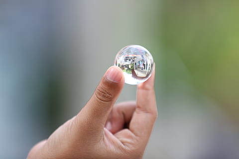 bayangan, refleksi, berkilau, tangan manusia, tangan, bagian tubuh manusia, bola, transparan, memegang, satu orang, bola kristal, fokus pada latar depan, merapatkan, bahan kaca, alam, jari manusia, jari, hari, bagian tubuh, objek tunggal, di luar rumah, dunia di ujung jari Anda, peduli, 5K, CC0, domain publik, bebas royalti